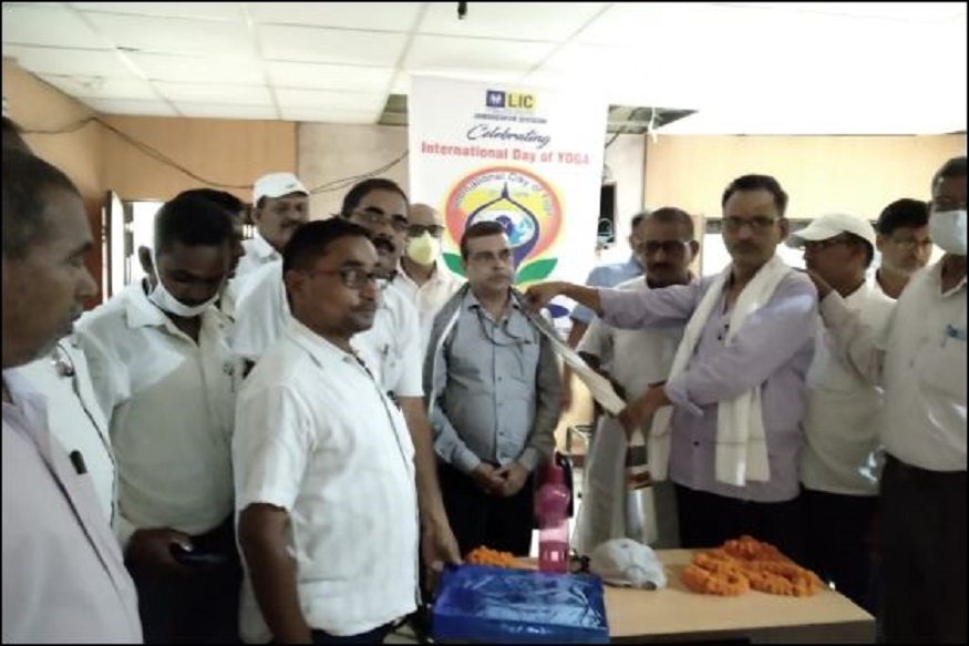 साथियों के साथ जीवन बीमा निगम के जपला शाखा प्रबंधक सुमन कुमार.