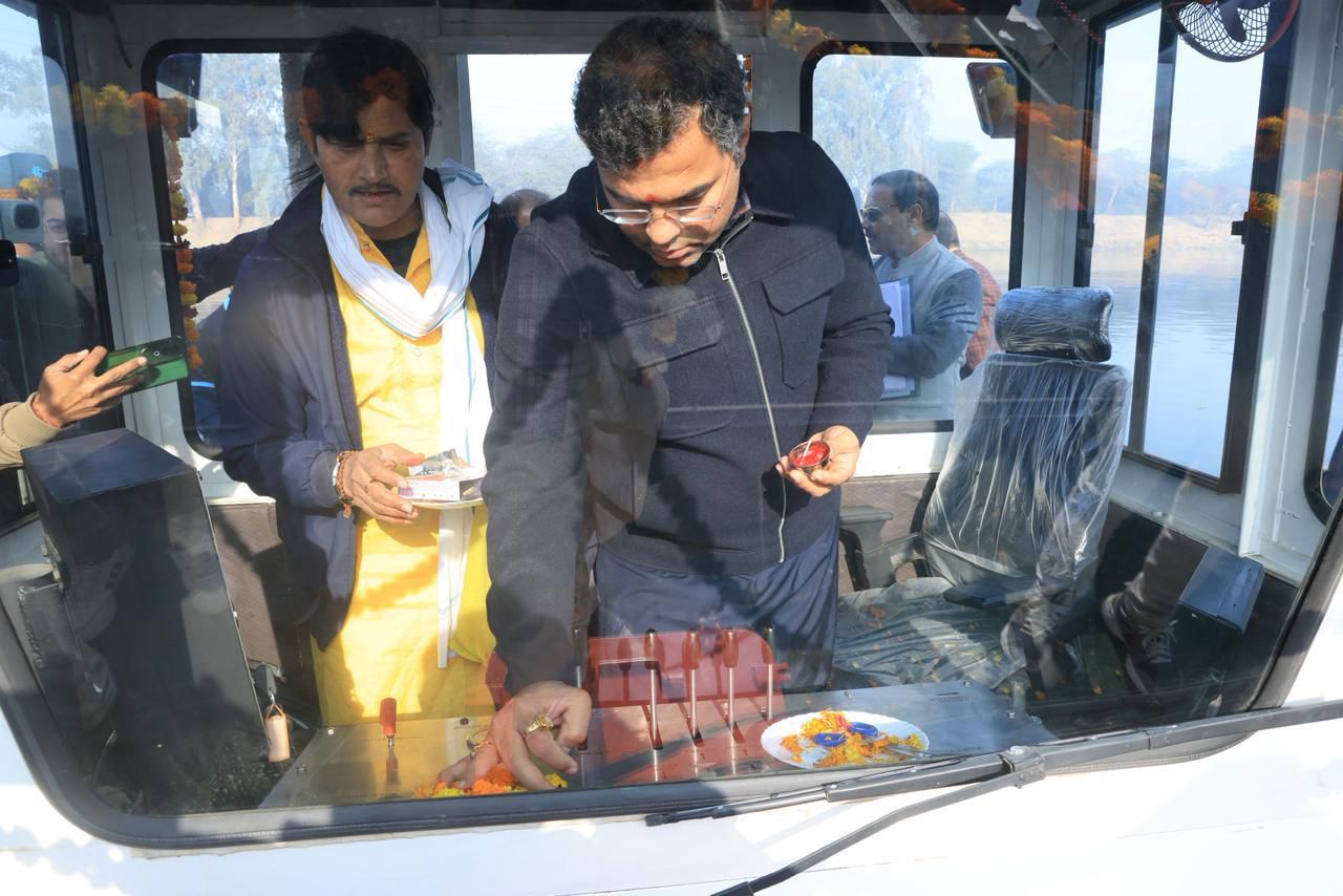 नजफगढ़ ड्रेन  में शुक्रवार को ‘वॉटर मास्टर’ मशीन का जलावतरण करते दिल्ली के जल मंत्री प्रवेश साहिब सिंह