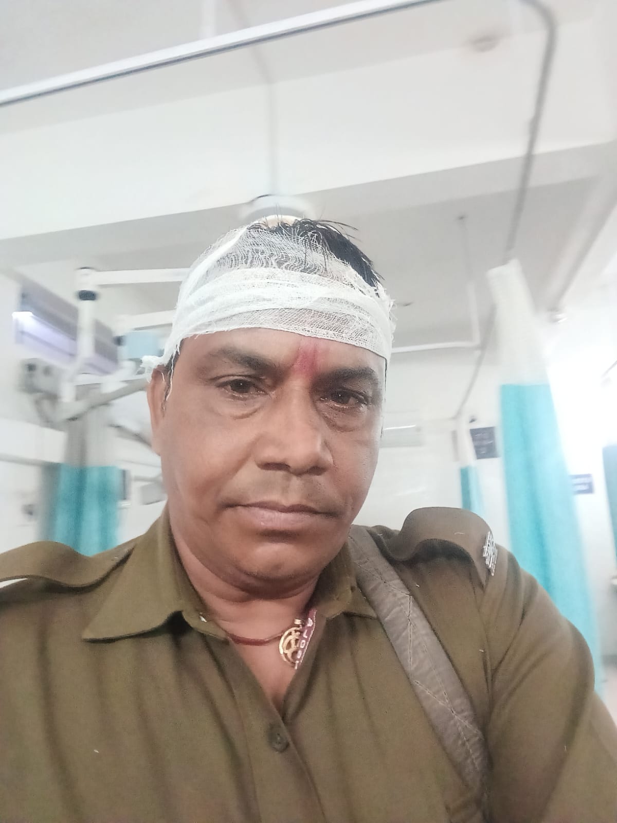 घायल पुलिस कर्मी