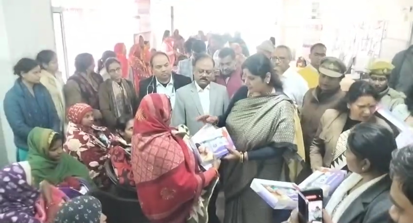 बेबी किट प्रदान करती हुई महिला आयोग की अध्यक्ष