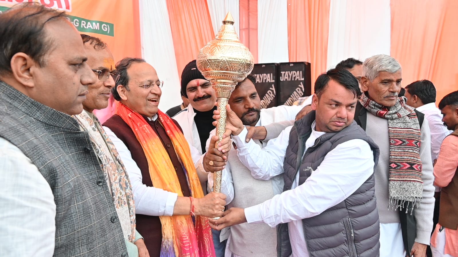 मुदगल देकर सम्मानित करते हुए मुदगल देकर सम्मानित करते हुए