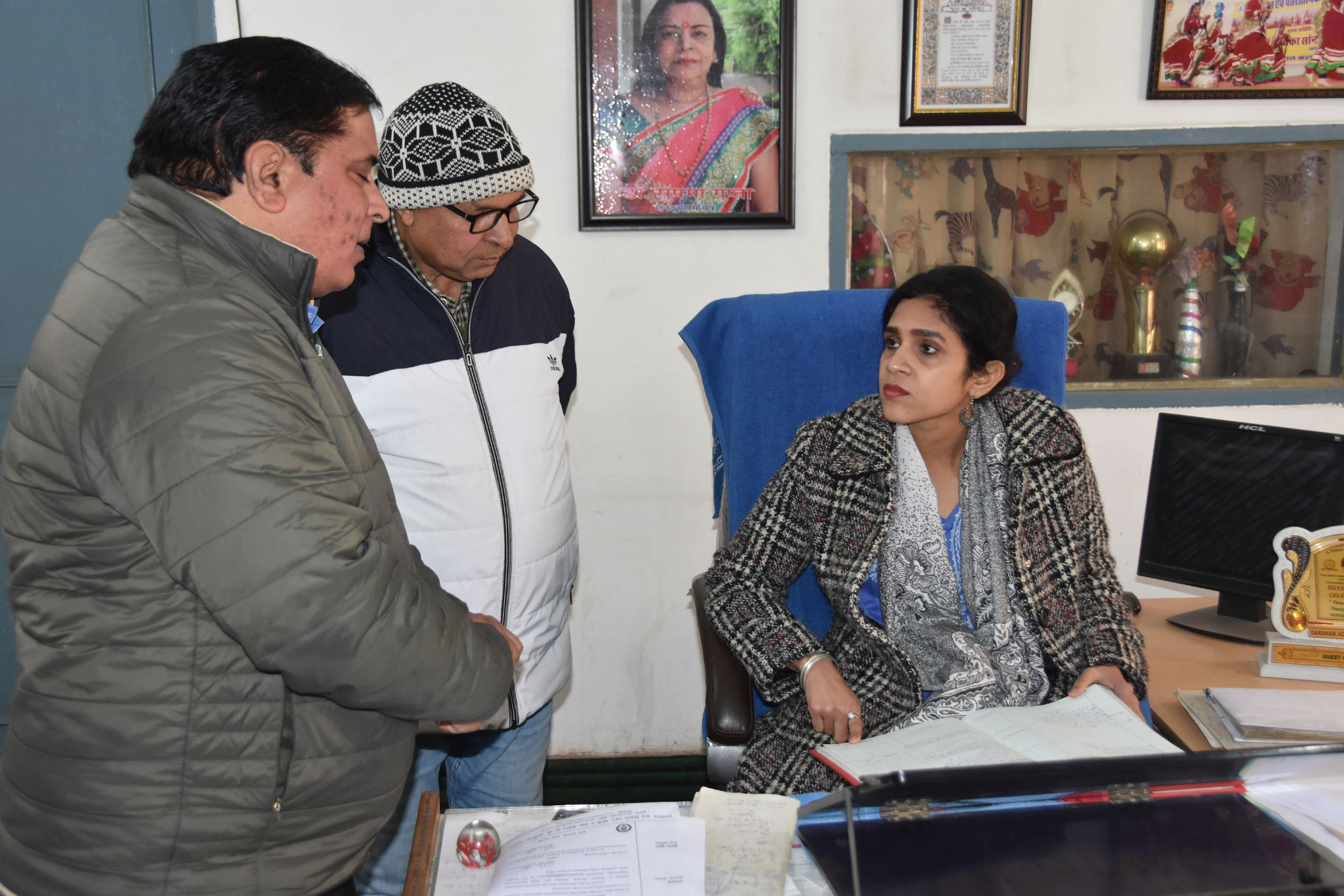 निरीक्षण के दौरान जिला बाल भवन में अधिकारियों से जवाबतलबी करतीं डीसी अपराजिता