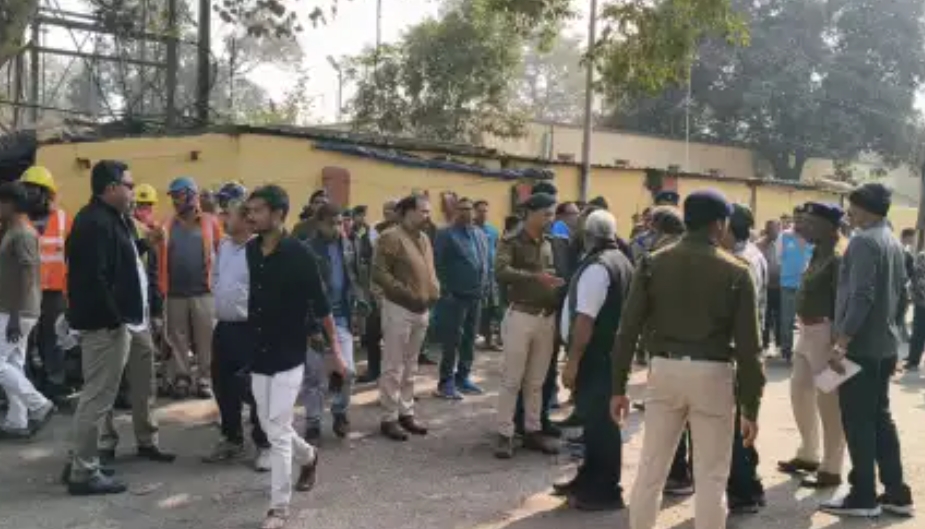 अतिक्रमण हटाते जेसीबी और तैनात पुलिस बल