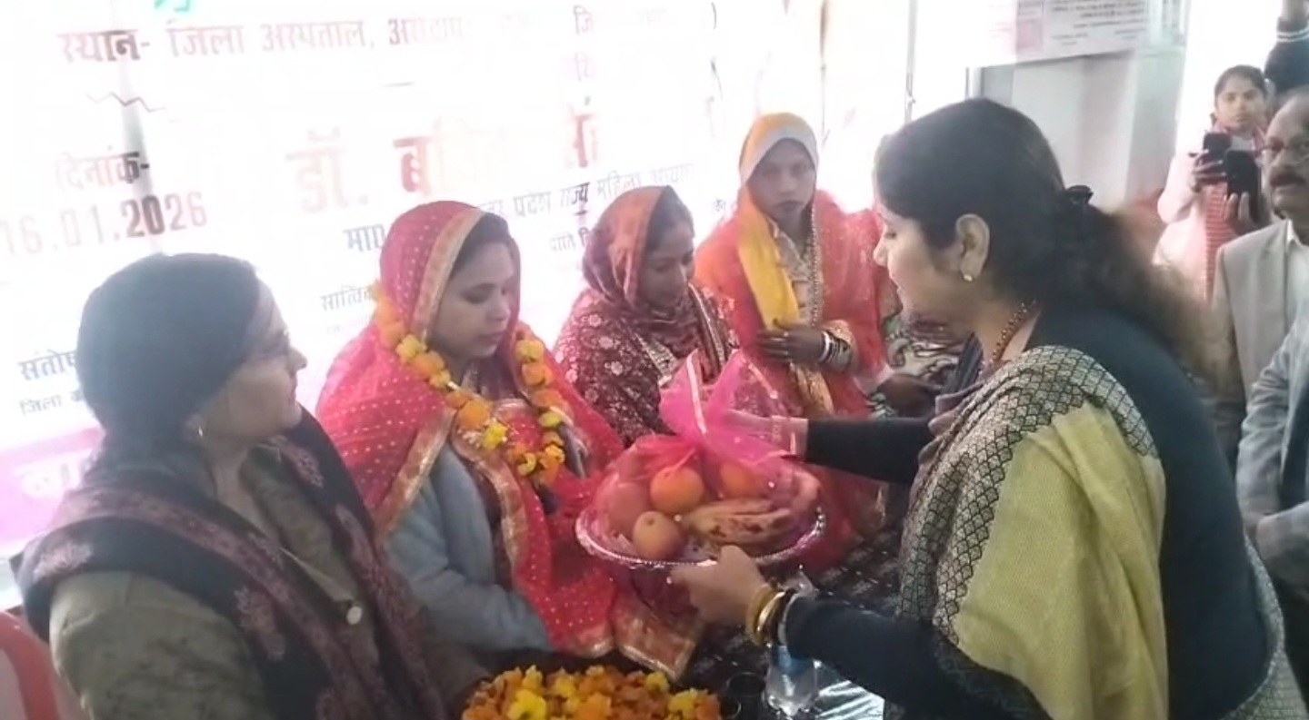 गोद भराई करती हुई अध्यक्ष