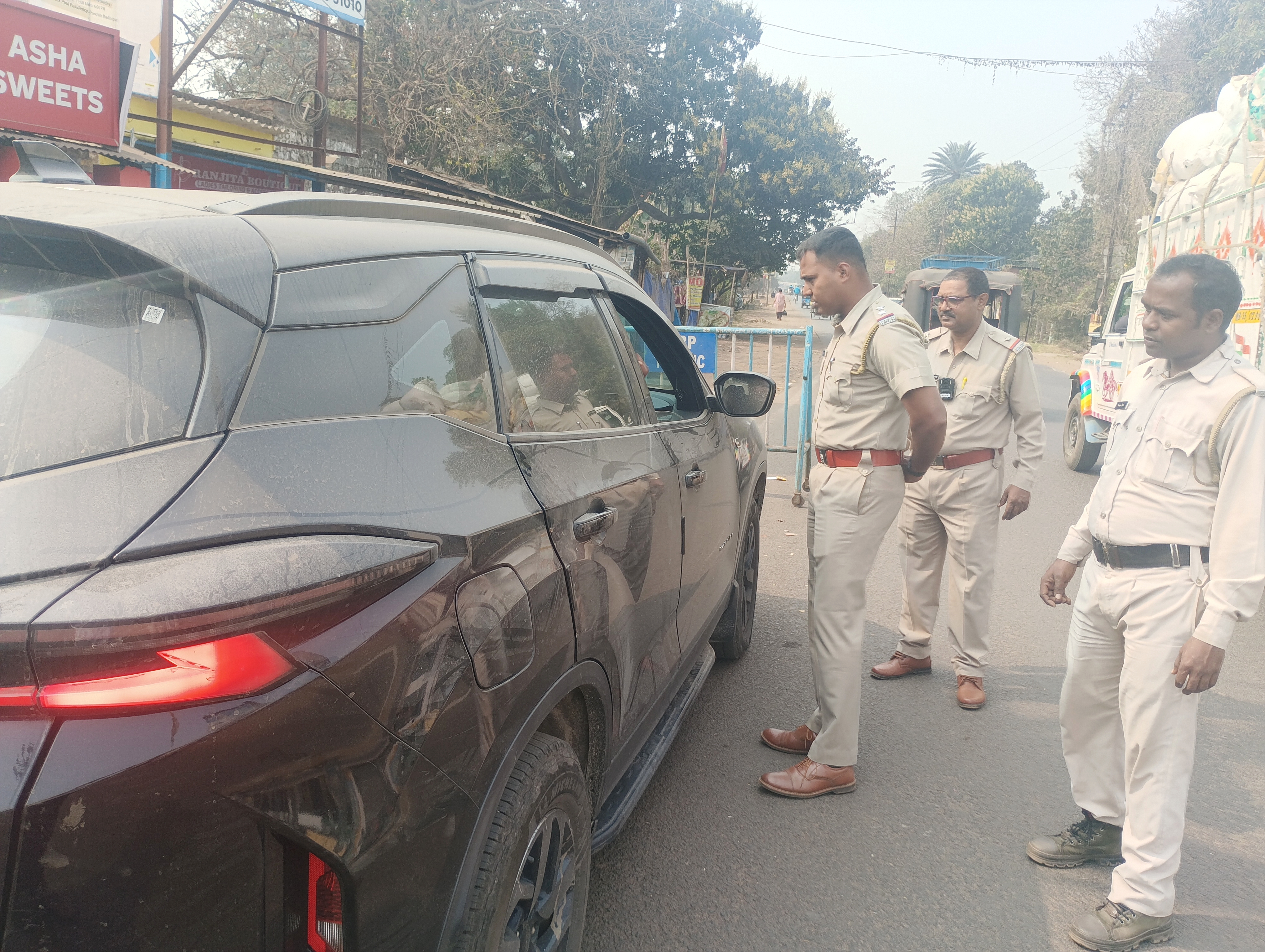 खड़गपुर में स्पेशल पुलिस चेकिंग अभियान