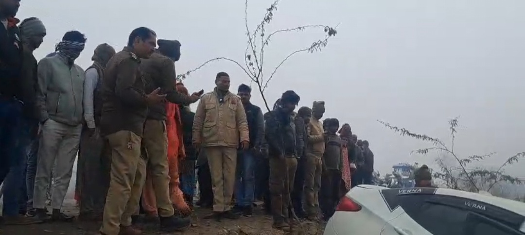 मौके पर जमा भारी भीड़