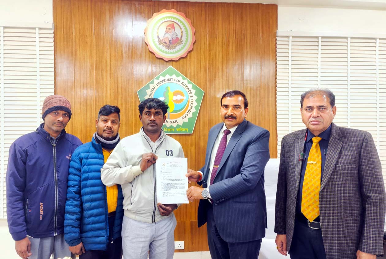 गुजवि कुलपति को मांगों का ज्ञापन सौंपते संगठन पदाधिकारी।