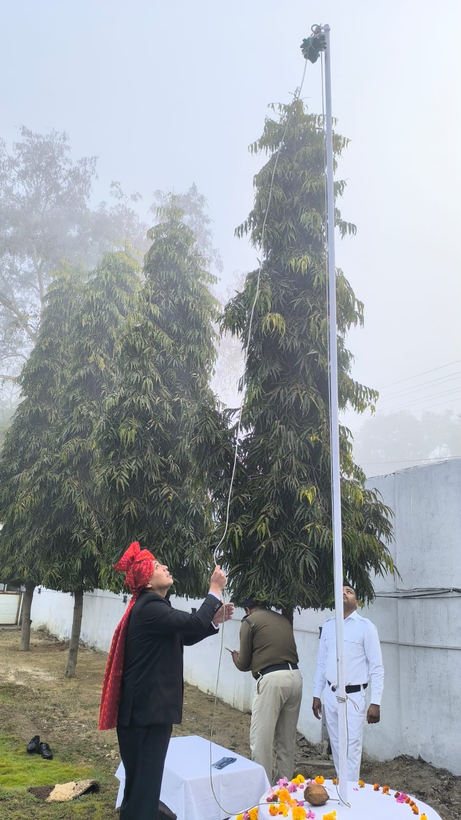 कलेक्टर निवास एवं कार्यालय में ध्वजारोहण