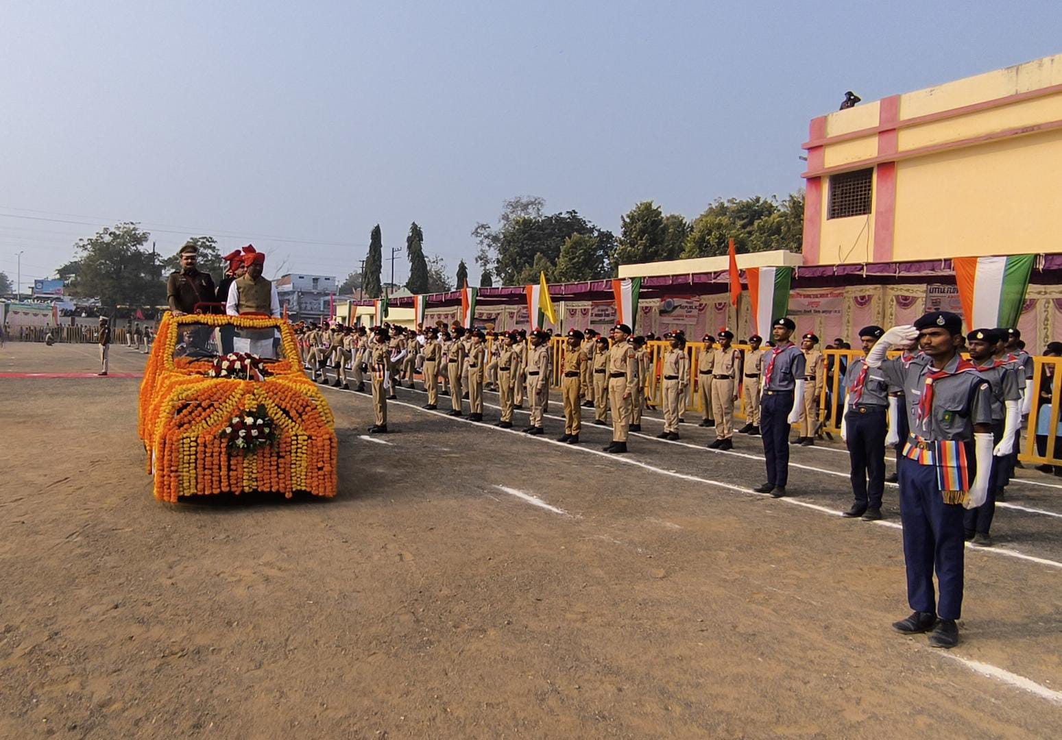 परेड का निरीक्षण करते हुए राज्यमंत्री