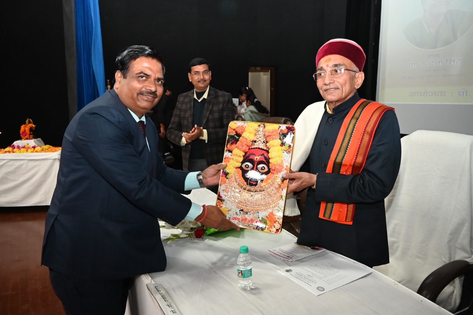 पूर्वांचल विश्वविद्यालय के रज्जू भईया के जन्म दिवस पर आयोजित कार्यक्रम में उपस्थित मुख्य अतिथि पूर्व कुलपति प्रो  राजाराम यादव को सम्मानित करते हुए कुलपति  डॉ वंदना सिंह