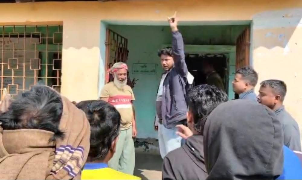 झारग्राम में अवरोध करता युवक