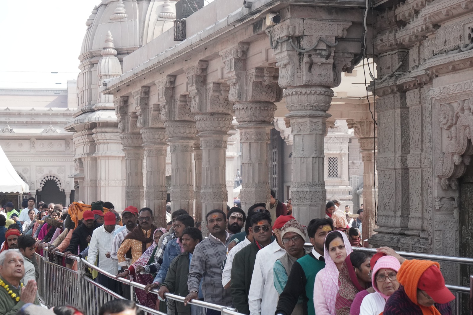 बाबा विश्वनाथ के दरबार में श्रद्धालु