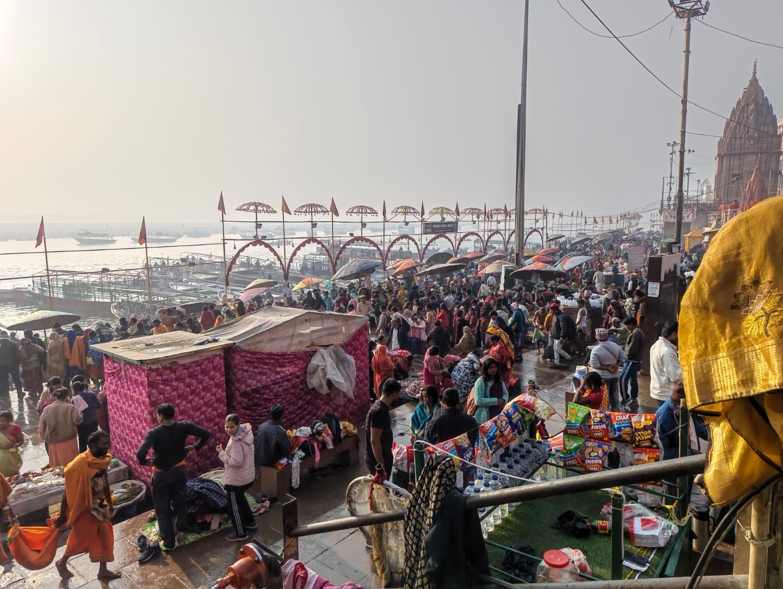 मौनी अमावस्या पर गंगा स्नान करते श्रद्धालु