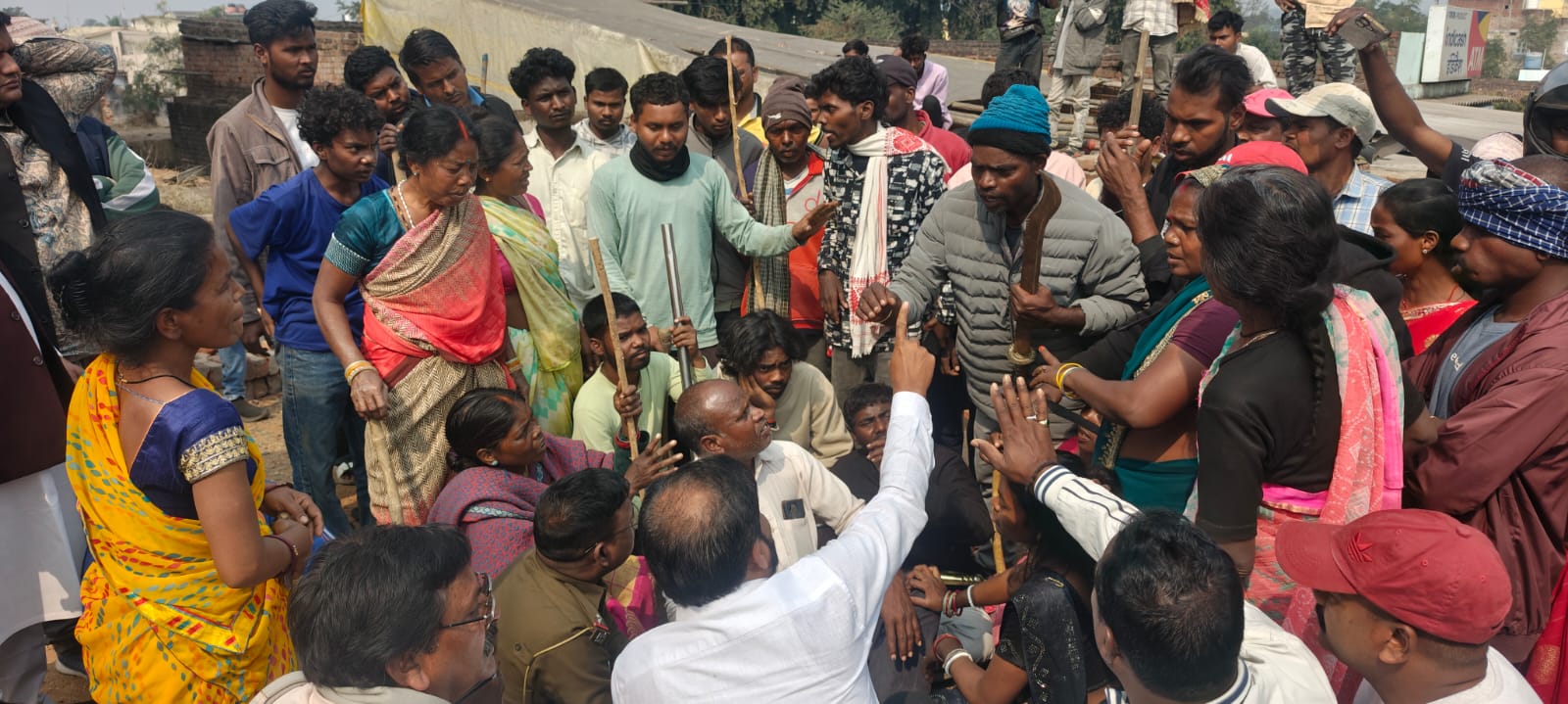 बवाल करते लोग