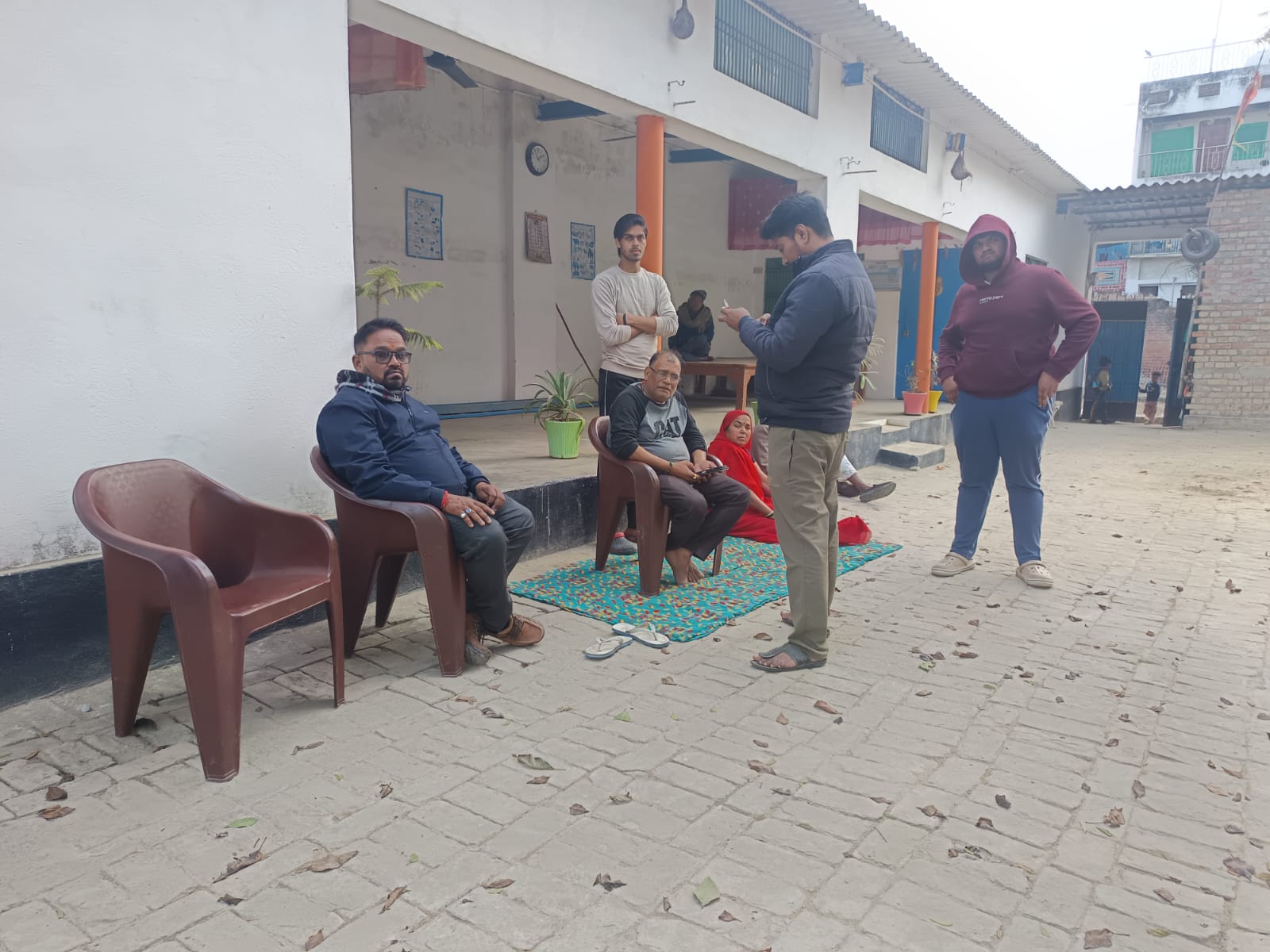 पिंकी के पैतृक गांव में शोक संवेदना व्यक्त करने वाले लोग