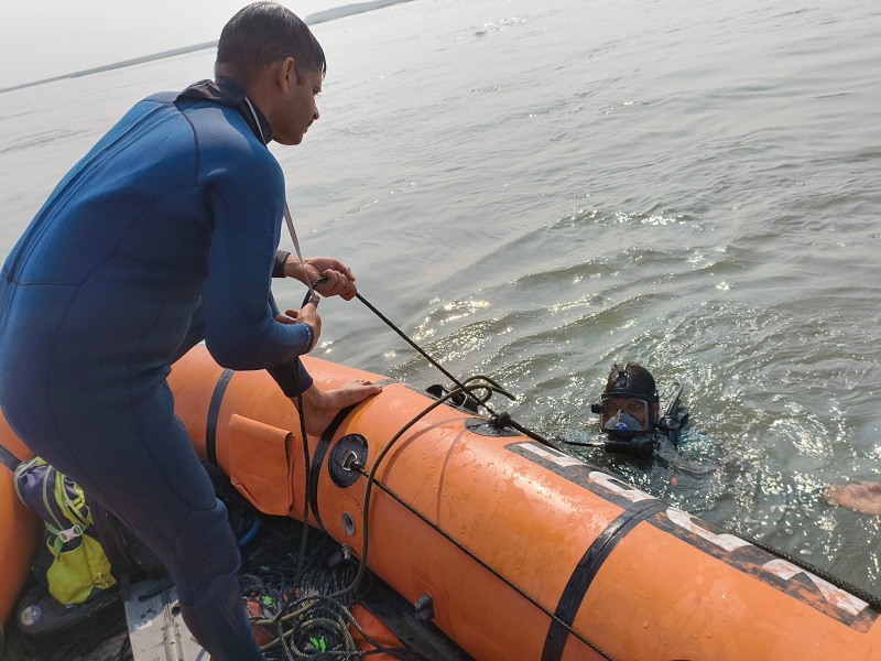 असमः बरपेटा में ब्रह्मपुत्र नदी में डूबे छह लोगों की तलाश में अभियान चलाती प्रथम बटालियन एनडीआरएफ की टीम
