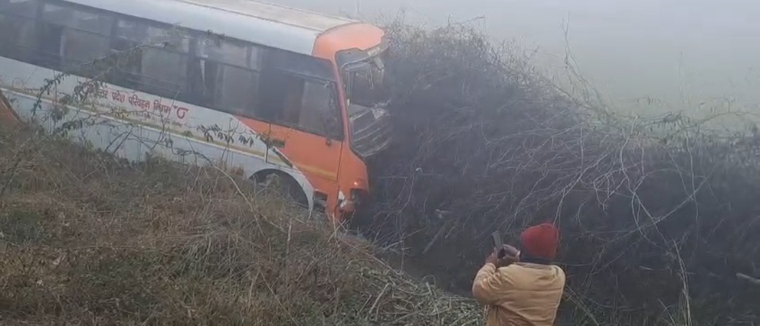 दुर्घटनाग्रस्त हुई बस की फोटो