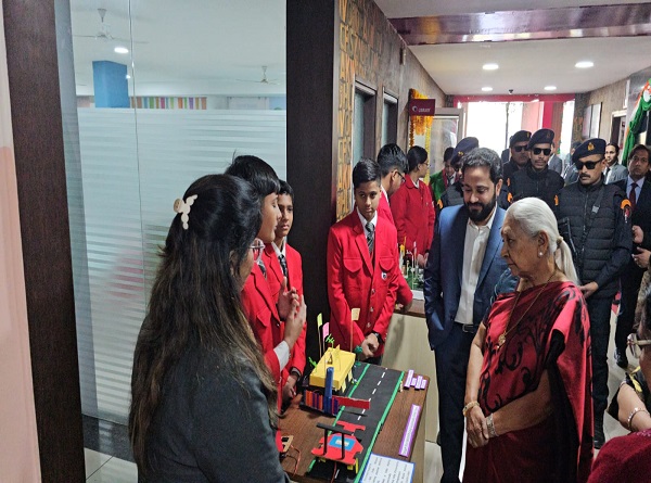 बच्चों के मॉडल को अवलोकन करती राज्यपाल