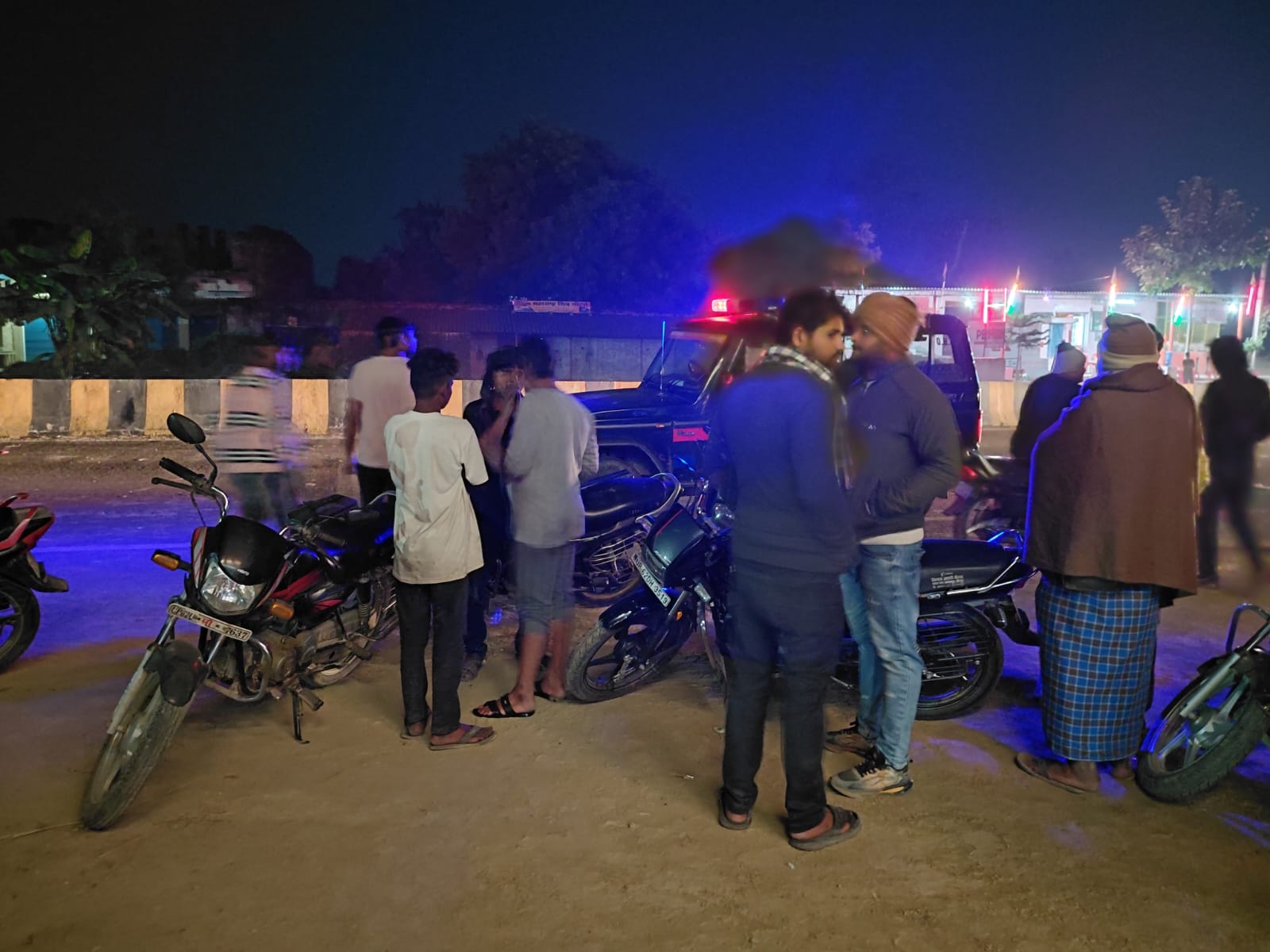 घटना स्थल पर पहुंची पुलिस जांच पड़ताल करते हुए