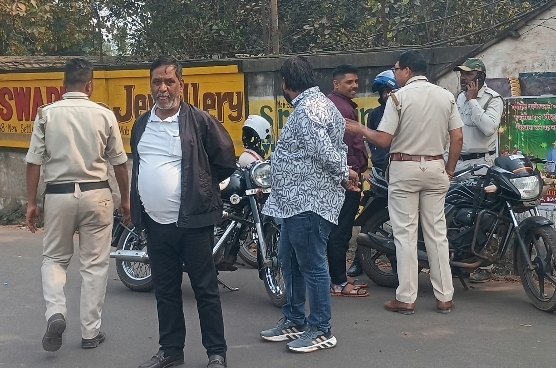 खड़गपुर में स्पेशल पुलिस चेकिंग अभियान