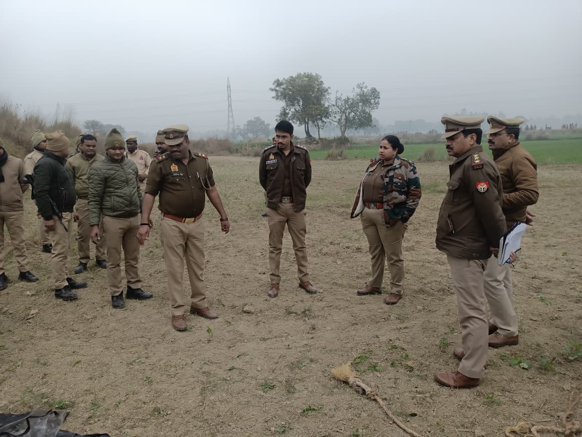 घटना की निरीक्षण करती एसपी घटना की निरीक्षण करती एसपी