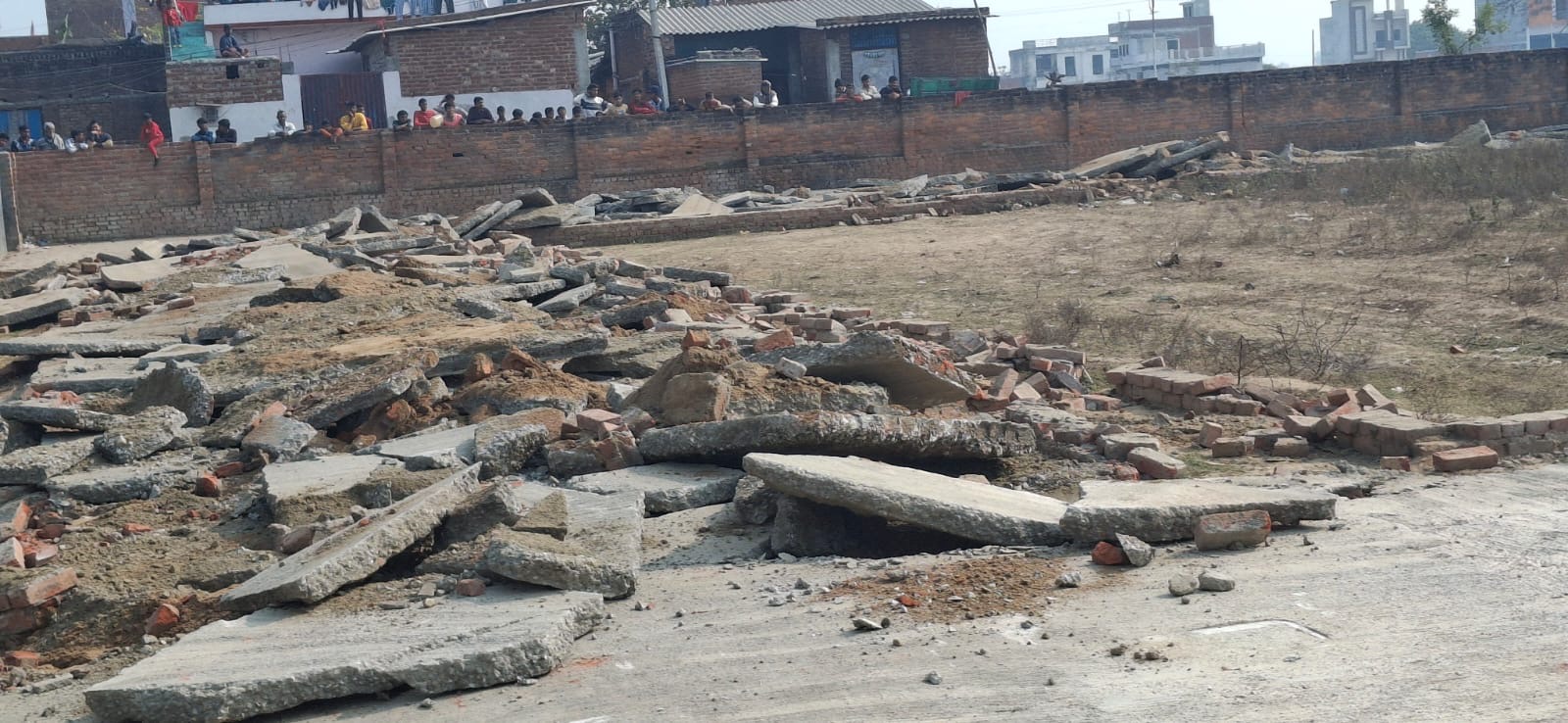 ग्राम हरूनगला में अवैध कॉलोनी पर कार्रवाई करते हुए बरेली विकास प्राधिकरण की प्रवर्तन टीम द्वारा बुलडोजर से ध्वस्तीकरण।