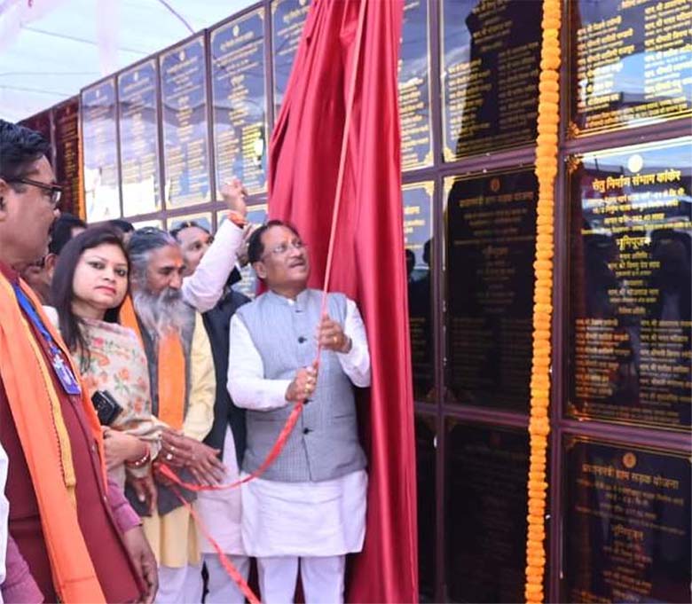 मुख्यमंत्री साय विकास कार्यों का लोकार्पण-शिलान्यास करते हुए