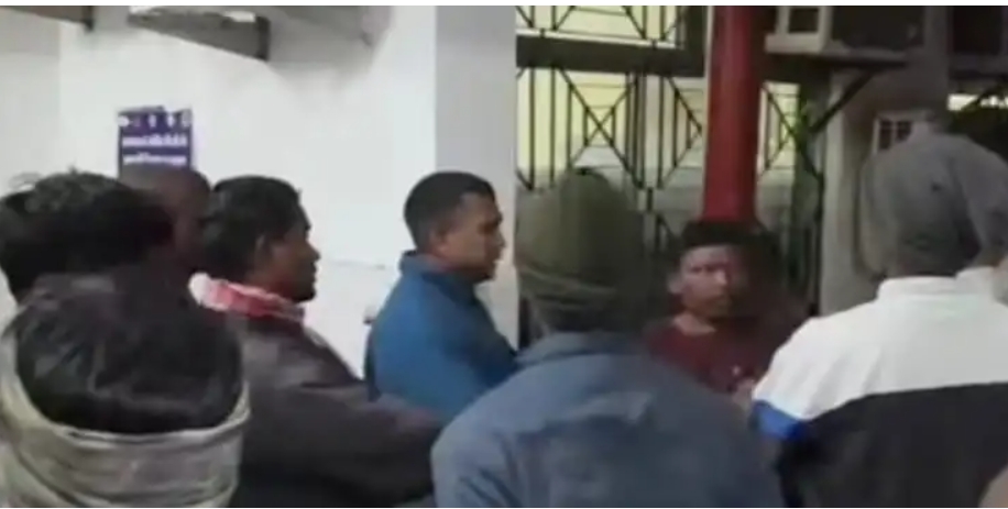 सदर अस्पताल और हंगामा करते लोग