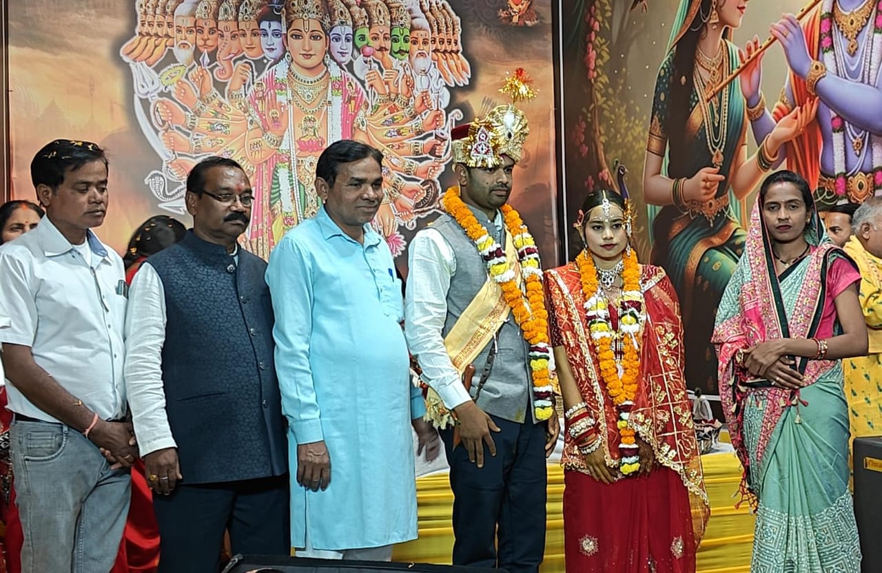 विवाह के बाद स्वजनों के साथ खड़े हुए नवदम्पत्ति।