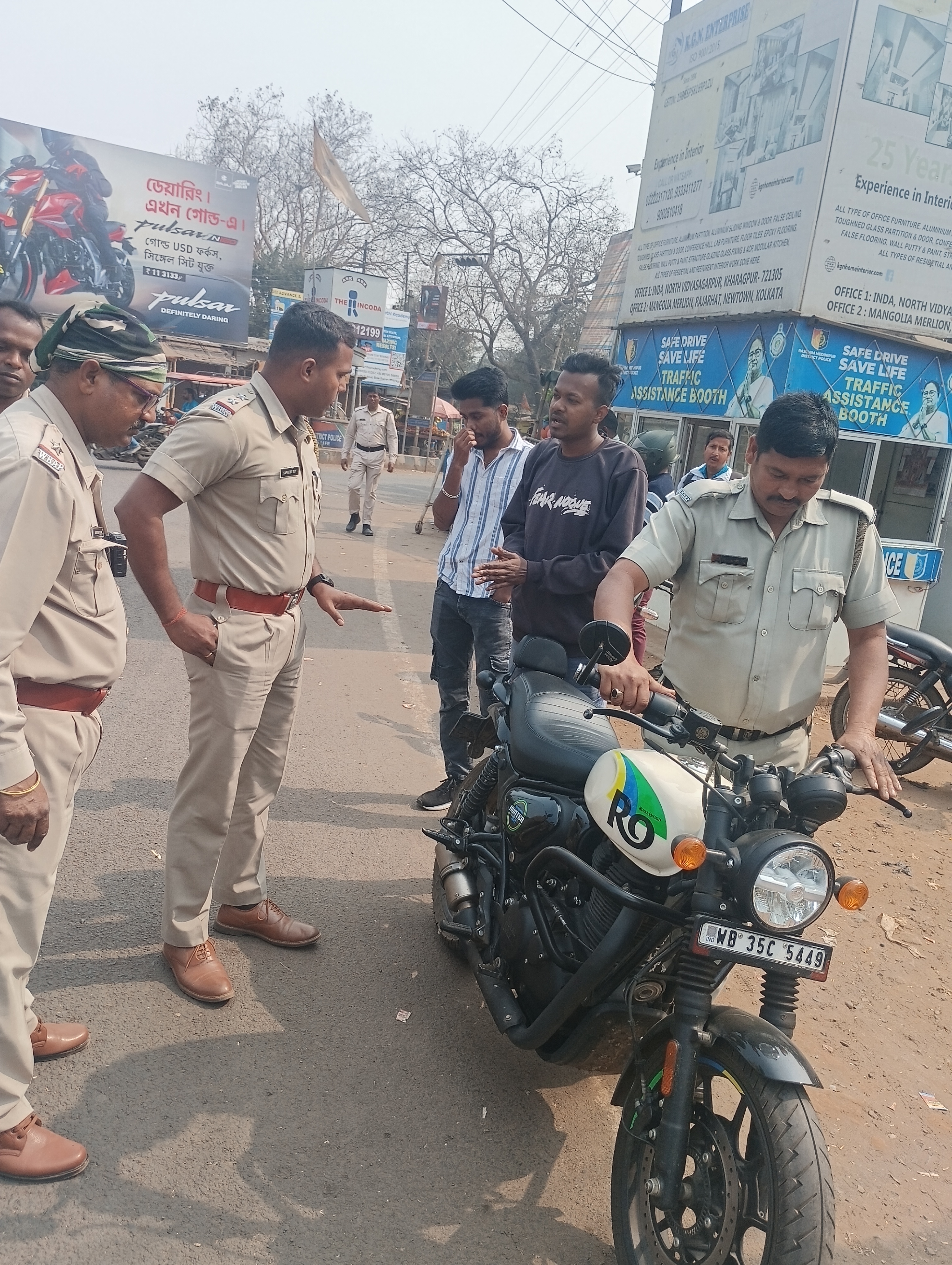 खड़गपुर में स्पेशल पुलिस चेकिंग अभियान