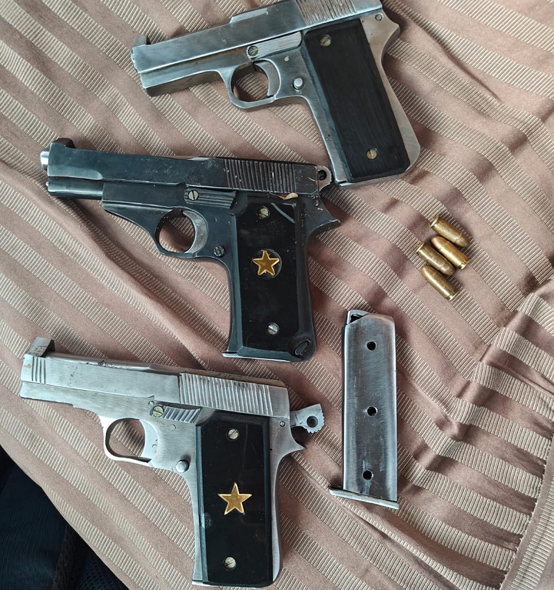 अवैध हथियार एवं सामग्री जब्त अवैध हथियार एवं सामग्री जब्त