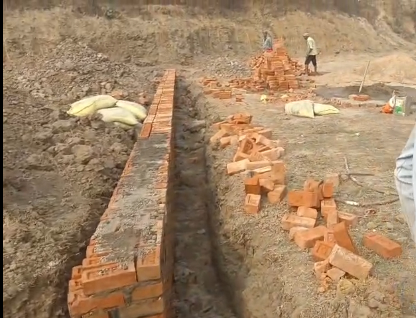 जमीन पर की गई चहारदीवारी