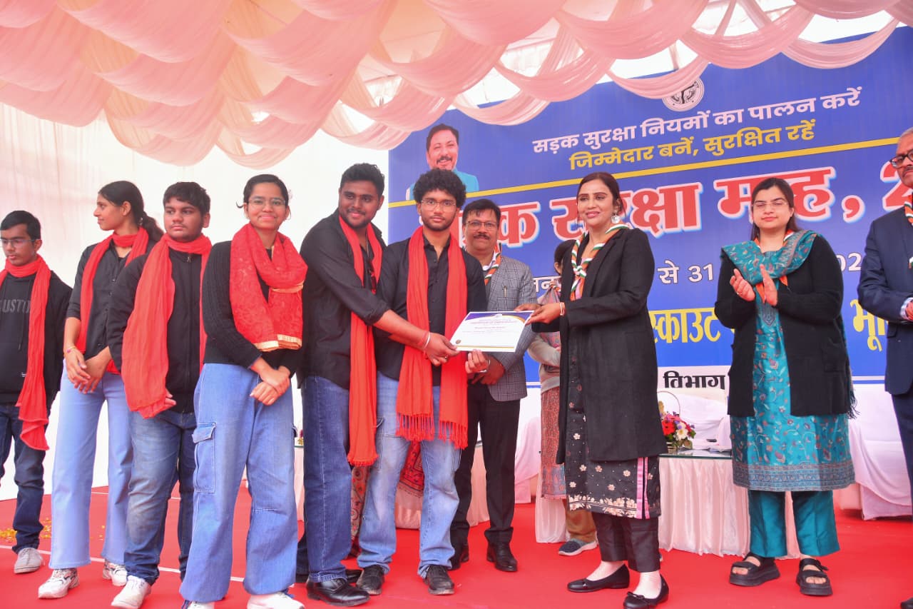 परिवहन आयुक्त किंजल सिंह सम्मानित करते हुए।