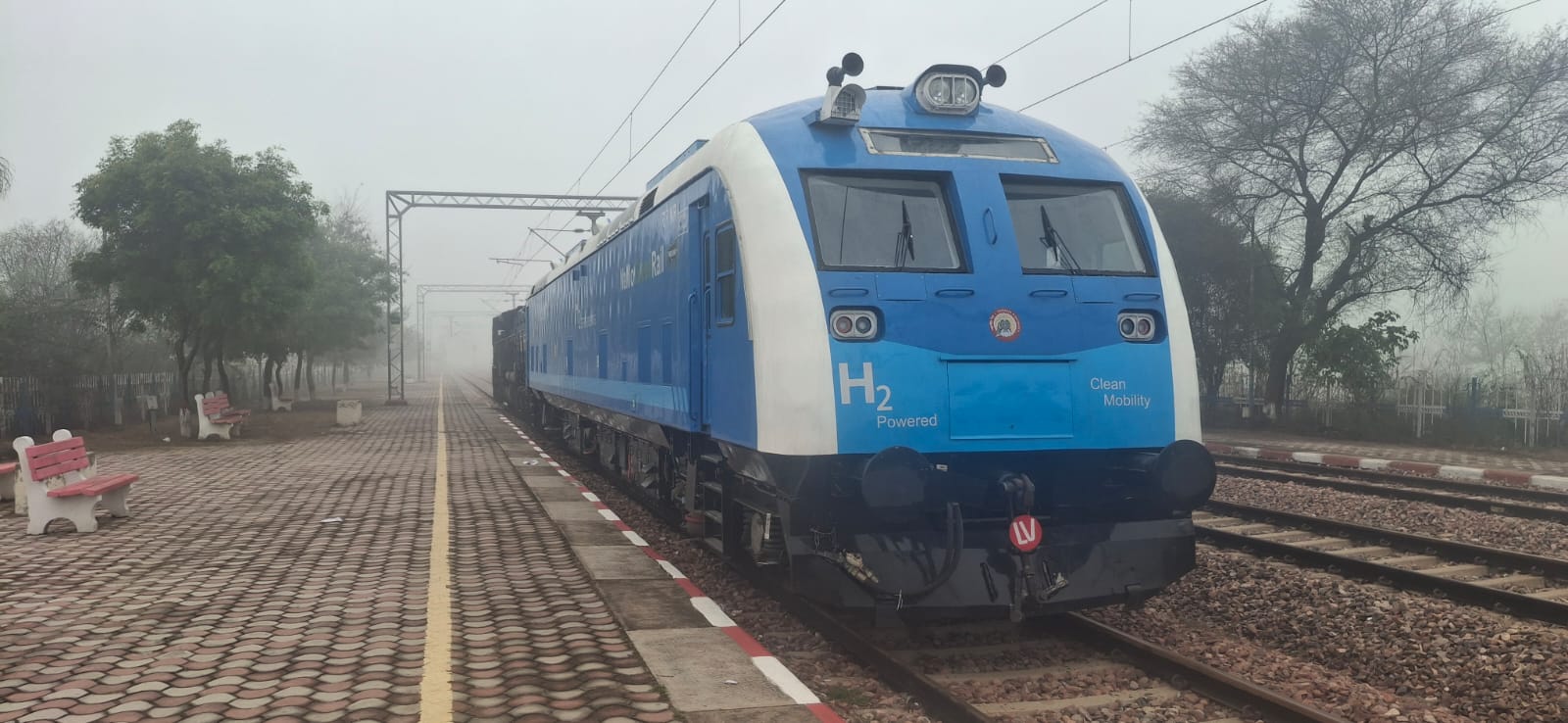 भंभेवा पहुंचा हाइड्रोजन ट्रेन का इंजन।