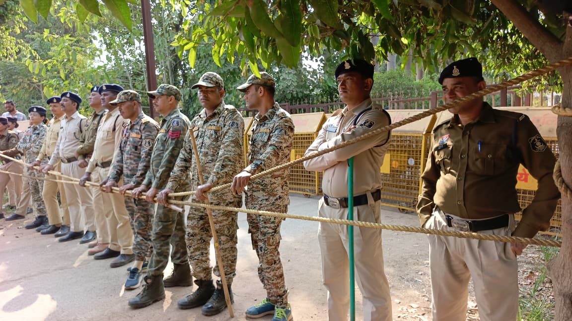 प्रदर्शनकारियों को रोकने खड़ी हुई पुलिस।