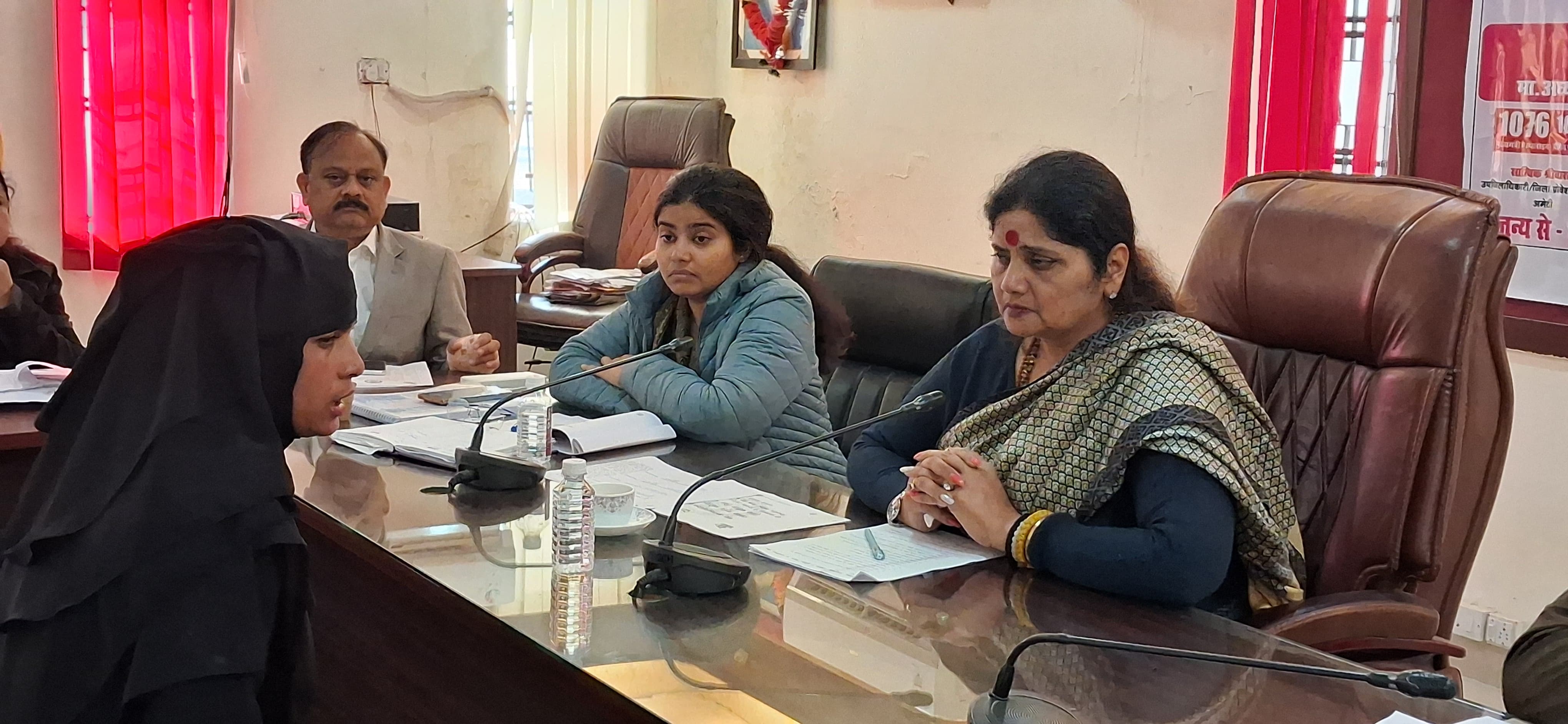 जनसुनवाई करती हुई अध्यक्ष