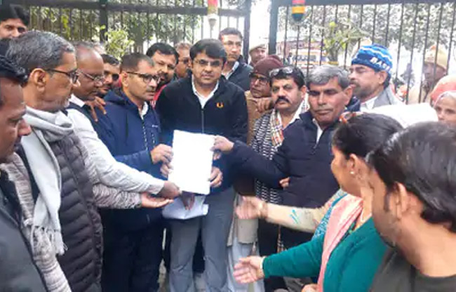 सोनीपत: मुख्यमंत्री के नाम ज्ञापन सौंपते  कर्मचारी