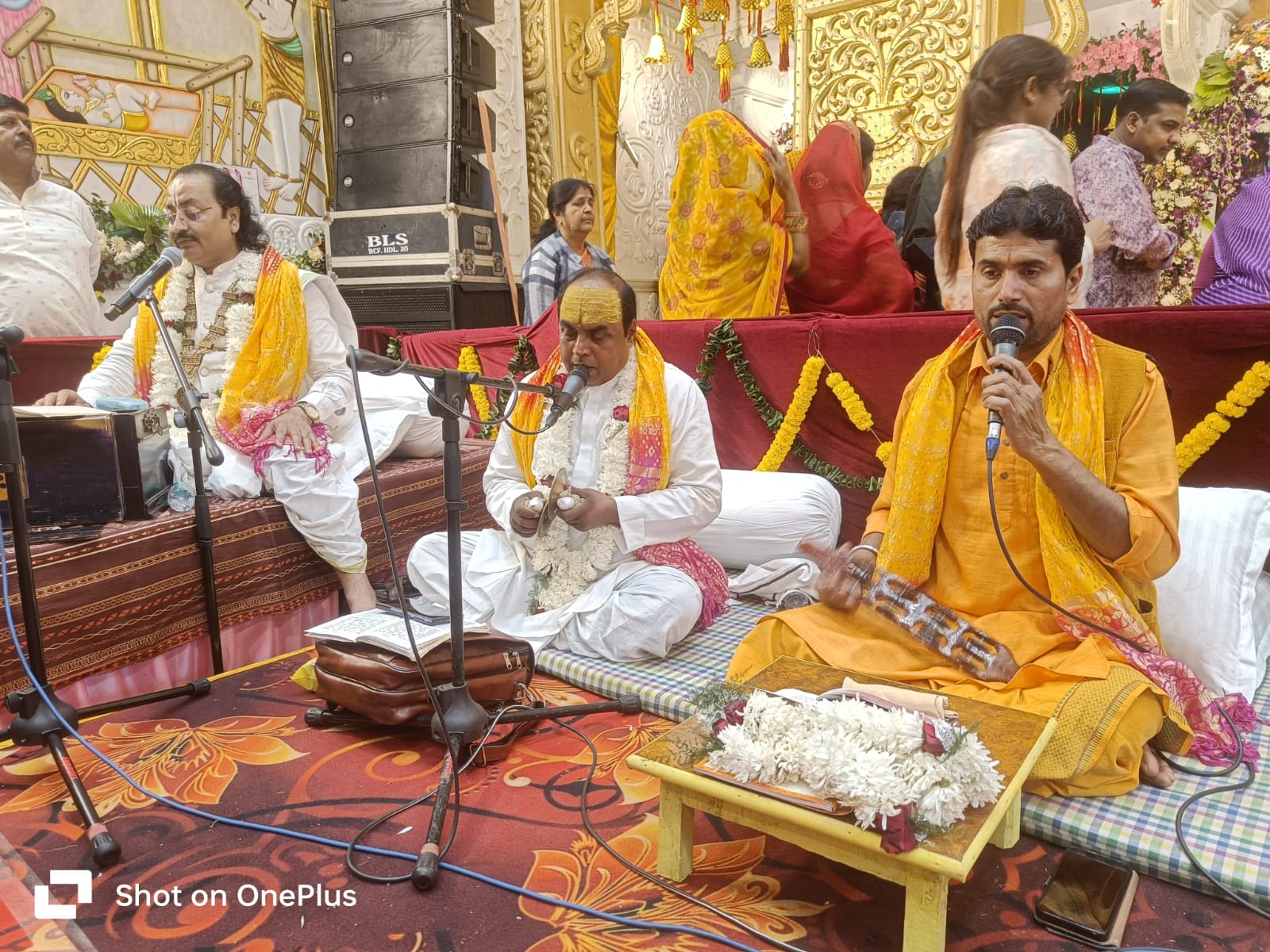 भजन प्रस्तुत करते कलाकार