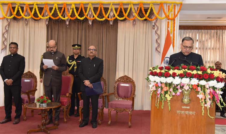राज्यपाल डेका नवनियुक्त मुख्य सूचना आयुक्त व राज्य सूचना आयुक्त के पद की शपथ दिथाते हुए