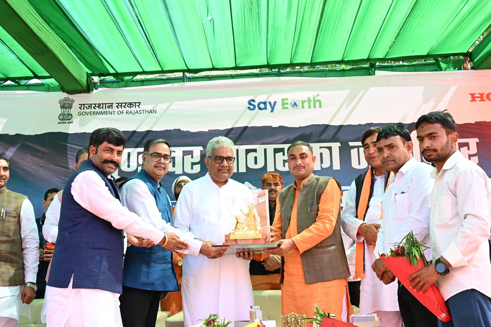 अलवर. कार्यक्रम में मौजूद मंत्री एवं अन्य.