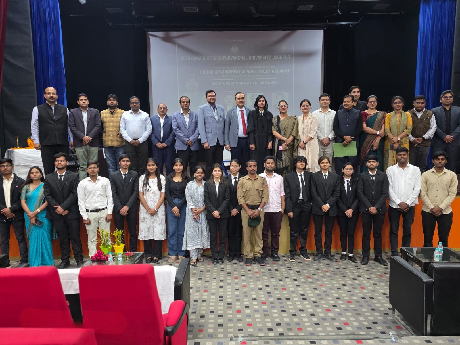 करियर उन्नयन एवं मूट कोर्ट मार्गदर्शन” विषय पर विशेष व्याख्यान एवं कार्यशाला में उपस्थित छात्र छात्राएं