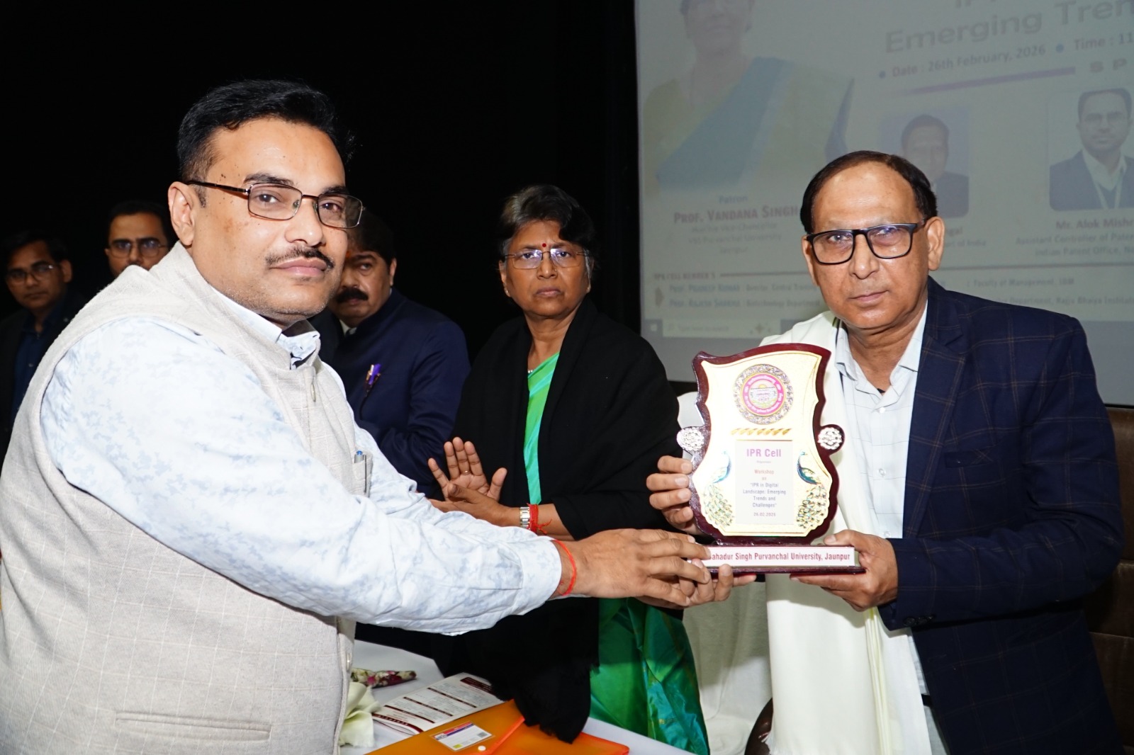 पूर्वांचल विश्वविद्यालय में आयोजित कार्यक्रम में सुप्रीम कोर्ट के अधिवक्ता अशोक सहगल को सम्मानित करते डीएसडब्ल्यू प्रो प्रमोद यादव। पूर्वांचल विश्वविद्यालय में आयोजित कार्यक्रम में सुप्रीम कोर्ट के अधिवक्ता अशोक सहगल को सम्मानित करते डीएसडब्ल्यू प्रो प्रमोद यादव।