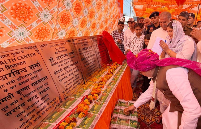 सोनीपत: मंत्री डा. अरविंद शर्मा विकास कार्यों         का उद्घाटन करते हुए