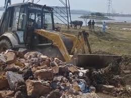 कलियासोत डैम के किनारे अवैध डेयरियों पर कार्रवाई कलियासोत डैम के किनारे अवैध डेयरियों पर कार्रवाई