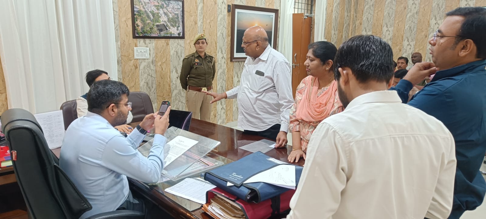 घंटाघर क्षेत्र का डीआईजी एस. चनप्पा, डीएम दीपक मीणा व एसएसपी डॉ. कौस्तुभ ने किया निरीक्षण; चलते-चलते व्यापारियों से की बातचीत, रमजान को लेकर विशेष सुरक्षा के निर्देश* घंटाघर क्षेत्र का डीआईजी एस. चनप्पा, डीएम दीपक मीणा व एसएसपी डॉ. कौस्तुभ ने किया निरीक्षण; चलते-चलते व्यापारियों से की बातचीत, रमजान को लेकर विशेष सुरक्षा के निर्देश*