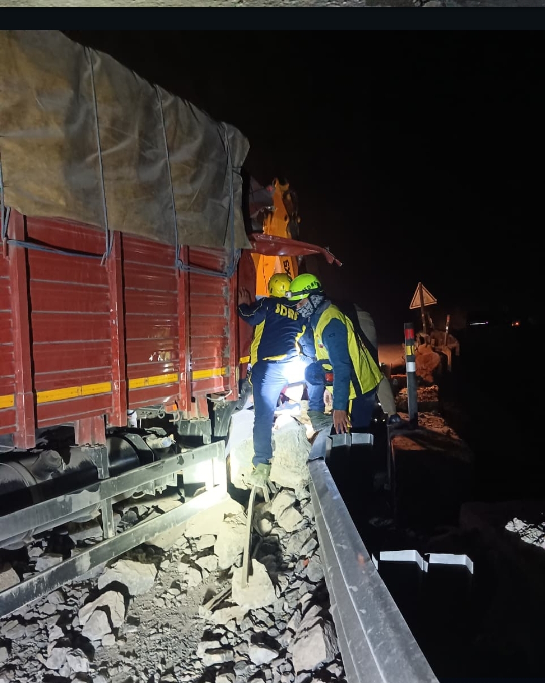 टिहरी के तोता घाटी के पास रेस्क्यू करती रेस्क्यू करती एसडीआरएफ। टिहरी के तोता घाटी के पास रेस्क्यू करती रेस्क्यू करती एसडीआरएफ।