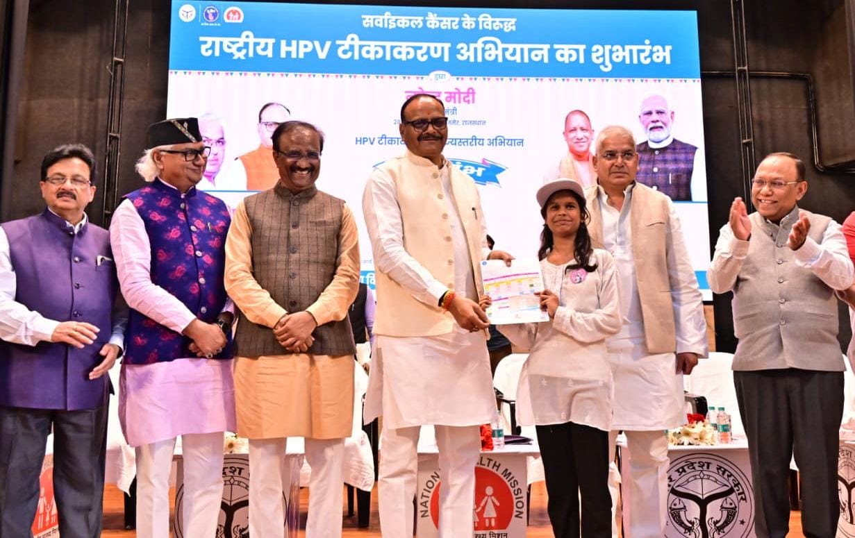 कार्यक्रम में बच्चों को सम्मानित करते उपमुख्यमंत्री ब्रजेश पाठक