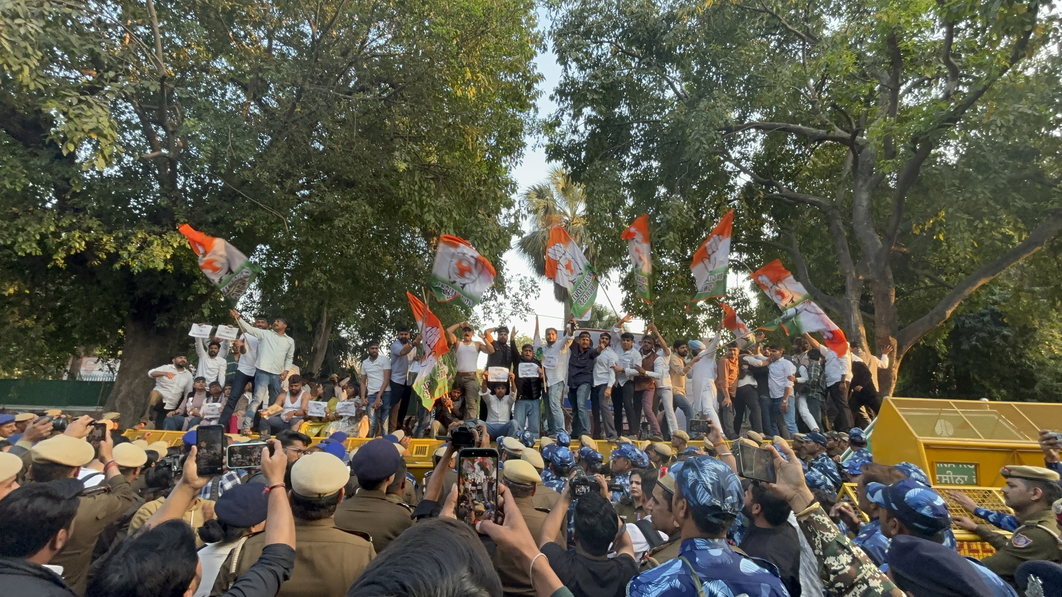 भारतीय युवा कांग्रेस के कार्यकर्ता राष्ट्रीय अध्यक्ष उदय भानु चिब की गिरफ्तारी के विरोध में प्रदर्शन करते हुए।