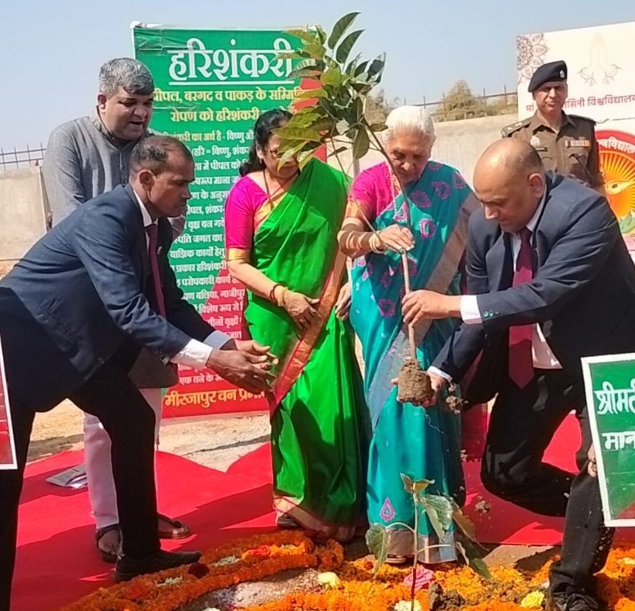 महाविद्यालय परिसर में पौधरोपण करती राज्यपाल आनंदीबेन पटेल महाविद्यालय परिसर में पौधरोपण करती राज्यपाल आनंदीबेन पटेल