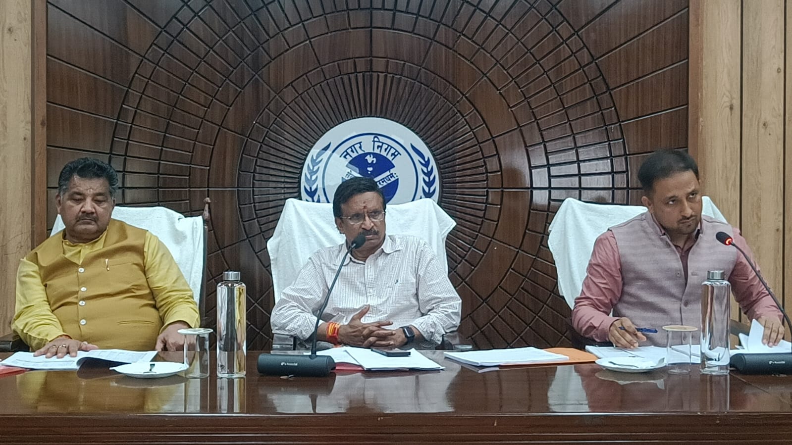 पार्षद निधि एक करोड़ करने की मांग को लेकर हंगामा, बढ़ोतरी के आश्वासन पर शांत हुआ सदन* पार्षद निधि एक करोड़ करने की मांग को लेकर हंगामा, बढ़ोतरी के आश्वासन पर शांत हुआ सदन*